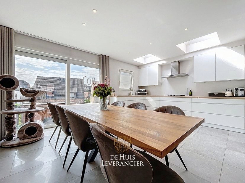 Welkom in deze stijlvolle en volledig instapklare bel-etage woning, gelegen in een bijzonder rustige straat in het gezellige Kontich Kazerne. Hier com