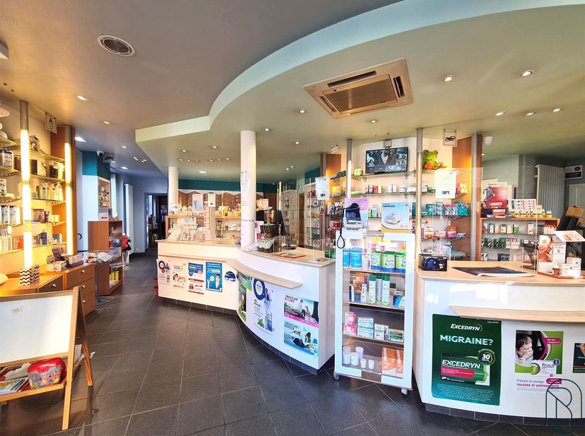 GOEDGELEGEN KANTOORRUIMTE/WINKEL. Direct instapklaar. Handelsgelijkvloers met aparte keuken, toilet, stockageplaats, berging en bureau.