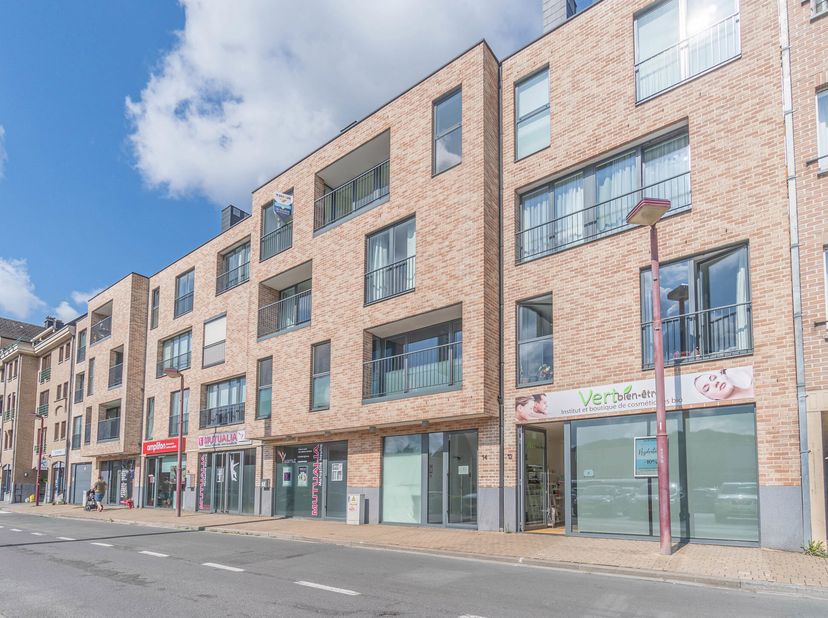 Lumineux studio de 60m² habitables, idéalement situé à proximité des commerces et de la gare d&#039;Ottignies. Au 3ème étage d&#039;un immeuble avec ascenseur,