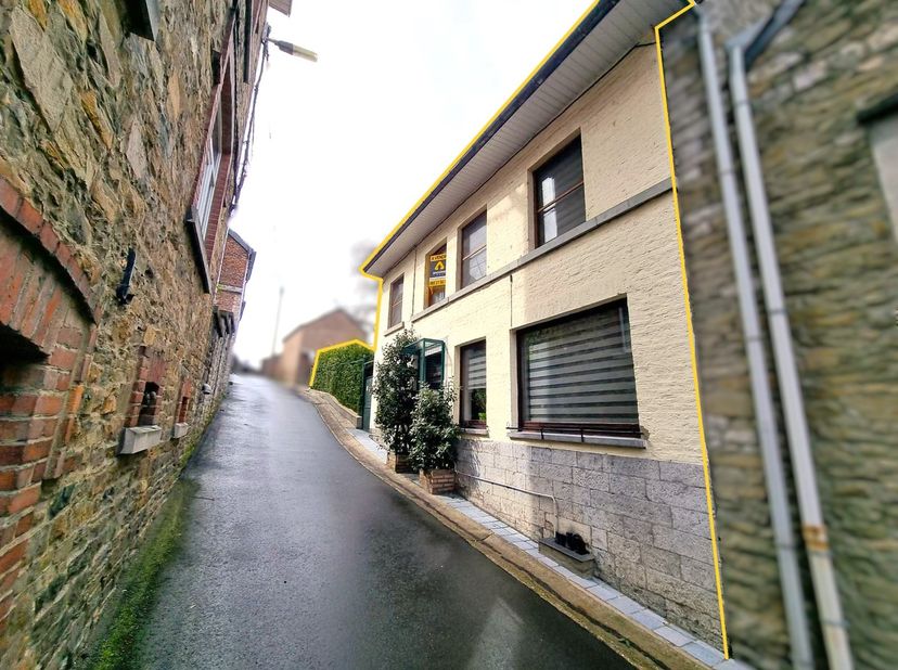 Antoine Immobilier vous propose cette jolie maison située dans une rue calme au centre d&#039;Aywaille. &lt;br /&gt;
Située en plein centre, elle offre une proxi