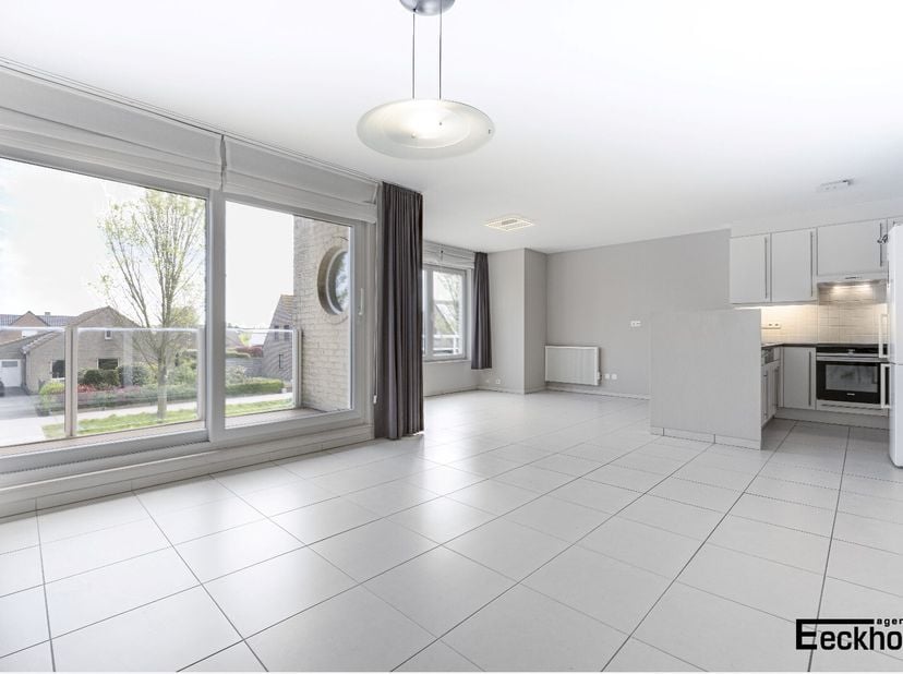 Dit prachtige duplex appartement is gelegen in Oostende, in de residentie De Vierboete, en biedt maar liefst 5 slaapkamers en 2 badkamers. Het apparte