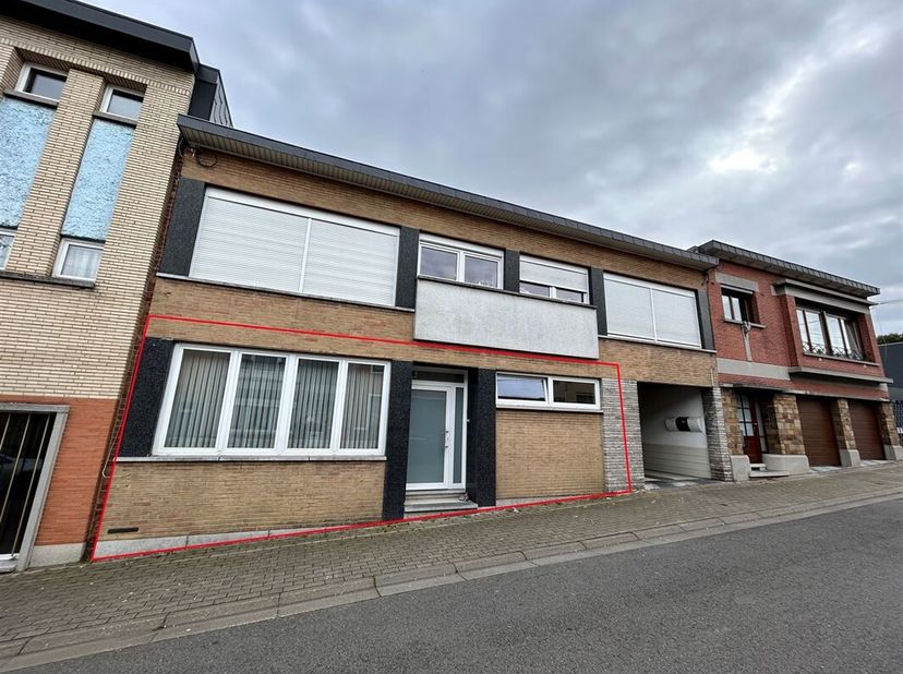 OPTION !! Dans une petite copropriété (3 unités) des années &#039;60, cet appartement se situe au rez-de-chaussée et bénéficie d&#039;une petite terrasse ainsi