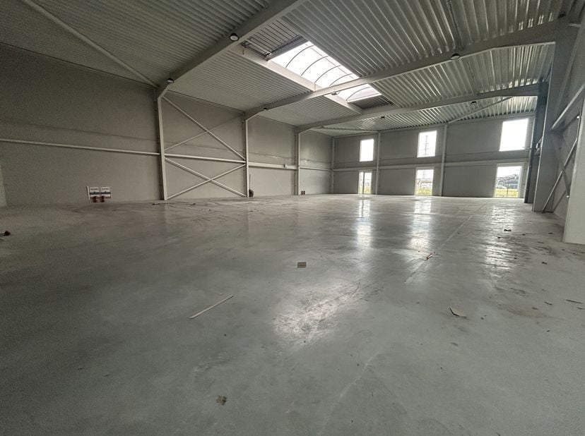 Située à un emplacement stratégique, à seulement 50 mètres du R0 (sortie 17 Bruxelles-centre), cette unité PME moderne de 490 m² offre des infrastruct