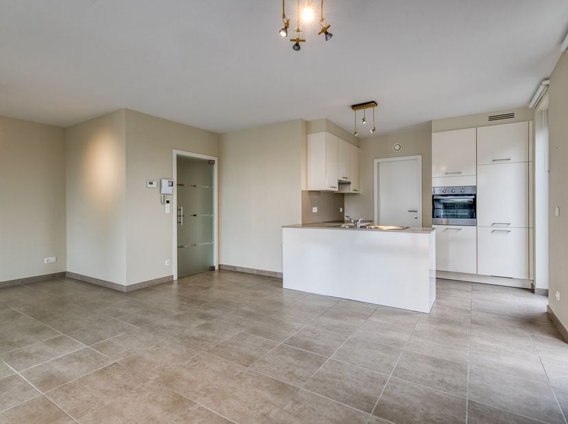 Centraal gelegen appartement te koop nabij centrum Waregem. Het appartement is volledig instapklaar en beschikt over een aangenaam zonnig terras, een