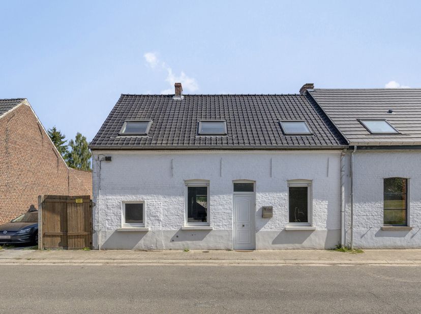 Très calme, cette spacieuse maison à 3 façades sur un terrain de 3a 70ca à Affligem. La propriété est située dans un quartier calme et très accueillan