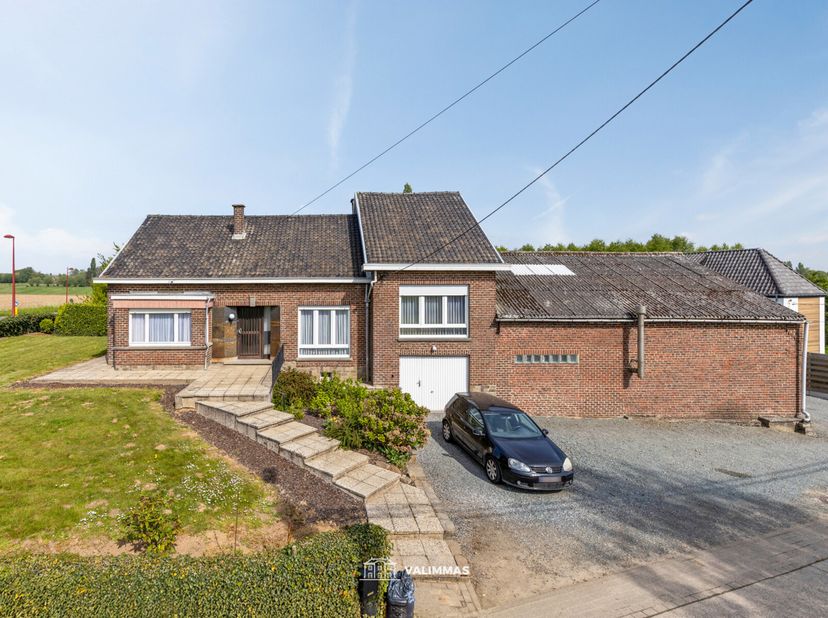 VALIMMAS verkoopt deze goed gelegen ruime alleenstaande woning op ± 22 are met grote tuin en atelier (148m²)...   Het gelijkvloers (tuinniveau) bestaa