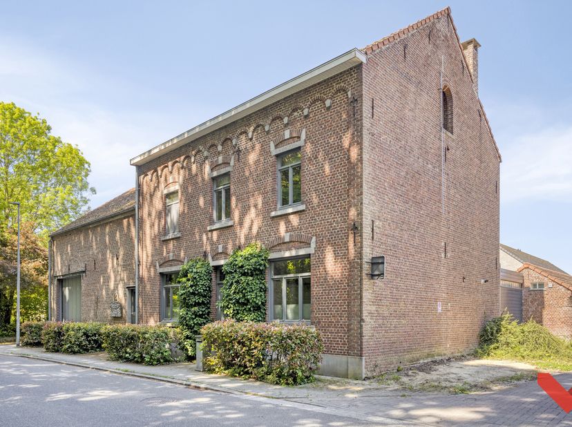 À charmant Lovenjoel, vous découvrirez cette ferme villageoise avec dépendances, située sur un vaste terrain denviron 19 ares. Une propriété rare qui