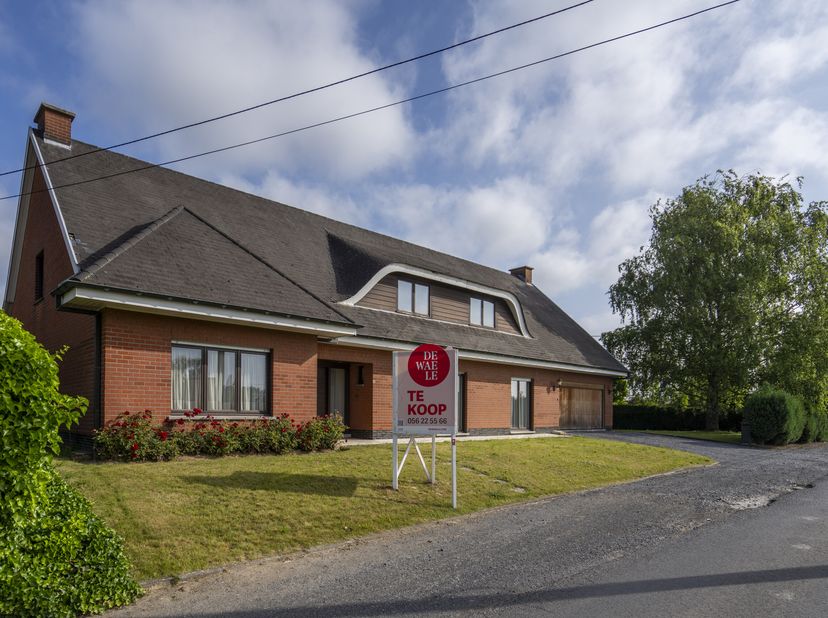 Dit karaktervol huis in Kuurne biedt een uitstekende kans voor wie op zoek is naar een woning met potentieel. Gelegen in de rustige en aangename Piete