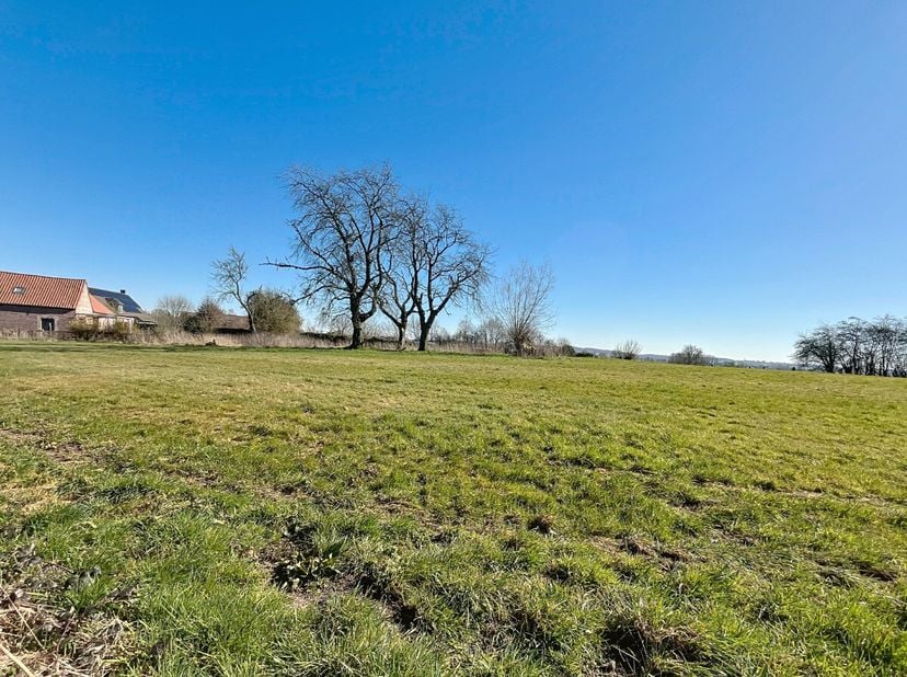 Magnifique terrain constructible situé en milieu rural, tout en étant à 5 minutes de l&#039;A8/E429. Très belle vue sur la campagne. Terrain plat - Excelle