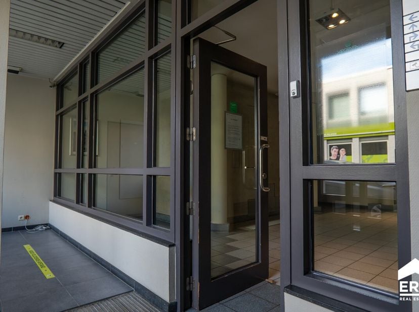 Gelijkvloers handelspand met bew. opp. van 176m² in het centrum van Herk-de-Stad.