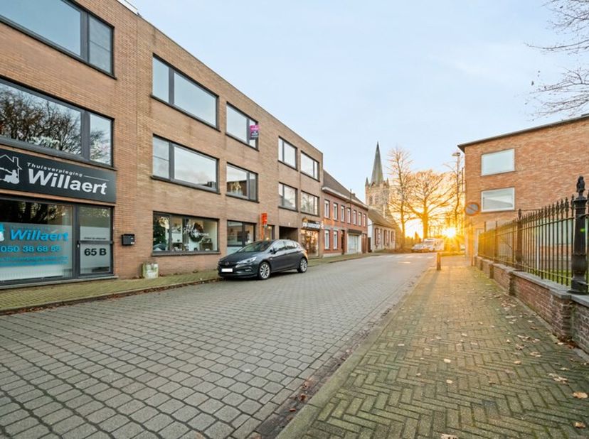 Gelegen in het centrum van Varsenare, op een boogscheut van Brugge, treffen we dit gezellige appartement. Het appartement is gelegen op de 2e verdiepi