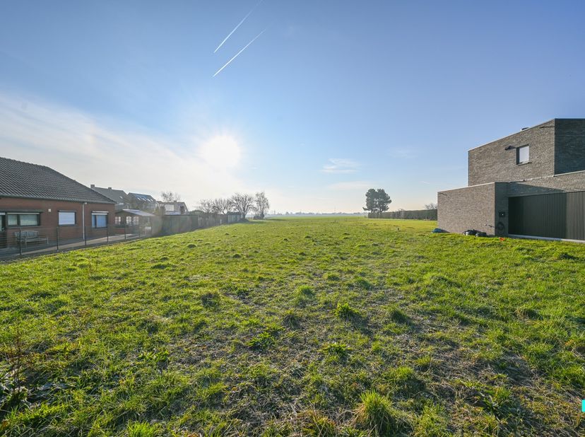 Deze bouwgrond met achtergelegen stuk landbouwgrond is gelegen op een zuidoost gericht perceel met een totaliteit van 3305 m² en geniet van een rustig