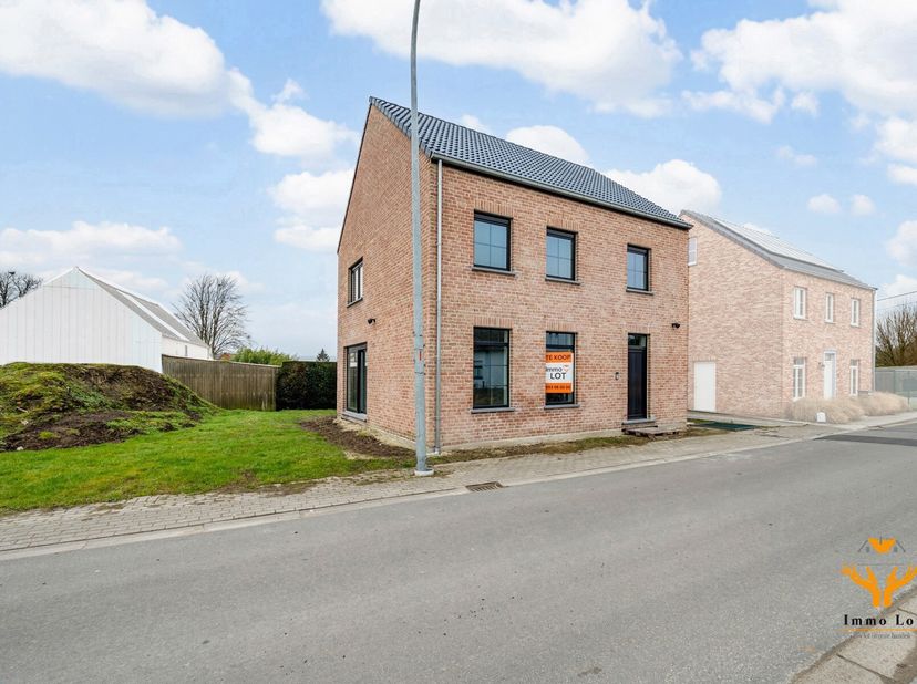 Deze ruime, instapklare vrijstaande houtskeletwoning combineert modern comfort en duurzame materialen.&lt;br /&gt;
De uitstekende ligging is een grote troef