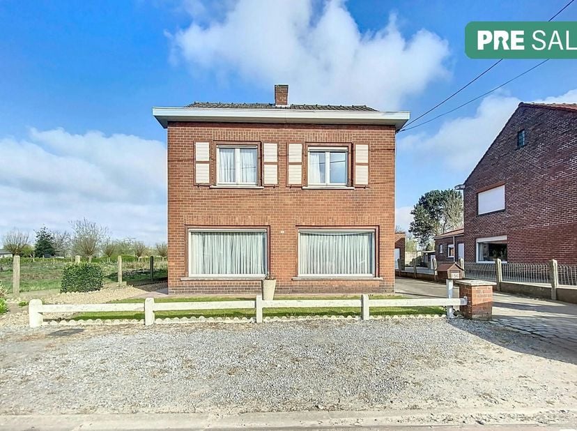 In Aalter op een perceel van 582m² vindt u deze te renoveren alleenstaande woning met 3 slaapkamers te koop. Scholen, winkels, openbaar vervoer bevind