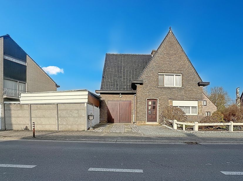Bent u op zoek naar een unieke kans om uw droomhuis te creëren? Dit te renoveren pand op een royaal perceel van 1189m² te Herzele (Hillegem) biedt ein