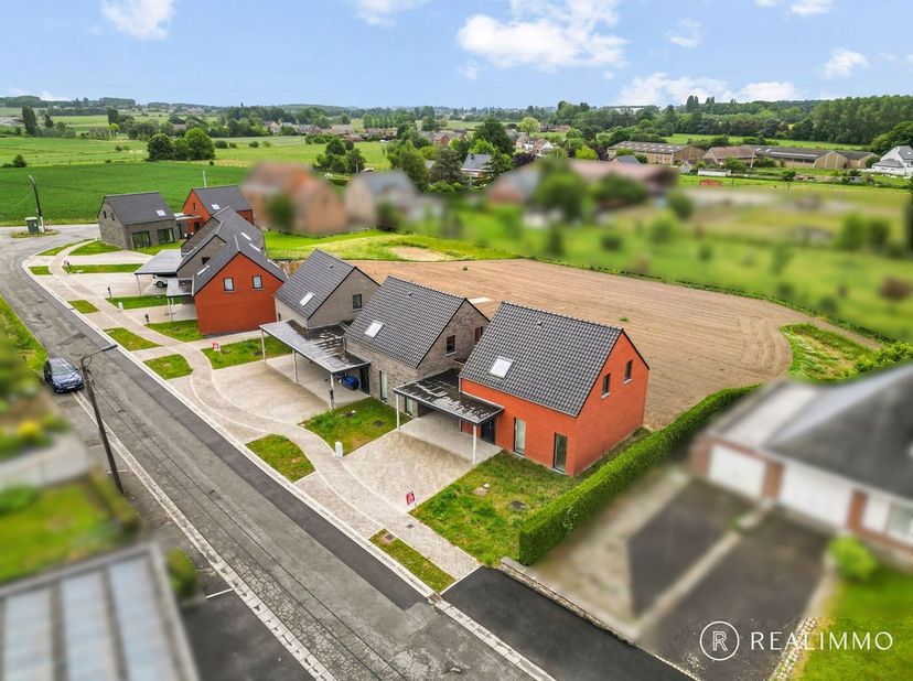 In Beclers, een charmante en landelijke deelgemeente van Doornik, verrijst dit kleinschalige nieuwbouwproject bestaande uit 8 halfopen woningen. Elk v