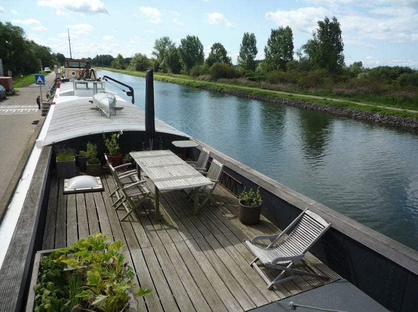 Cette péniche est originale et date de 1927 et a été entièrement transformée d&#039;une péniche à coque en une péniche spacieuse.&lt;br /&gt;
Les plaques de quil