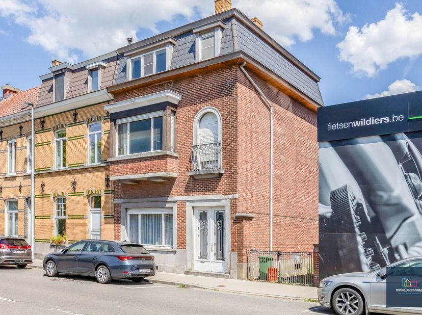 Deze te renoveren burgerwoning is gelegen in het centrum van Mariakerke met zicht op het Claeys Bouuaertpark. Deze eigendom heeft heel wat potentieel