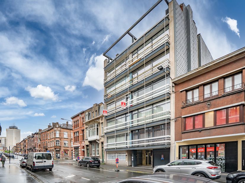 Easyhome a le plaisir de vous présenter cet appartement deux chambres d&#039;une superficie de 82m².&lt;br /&gt;
Au 3ème étage de l&#039;immeuble (avec ascenseur), il