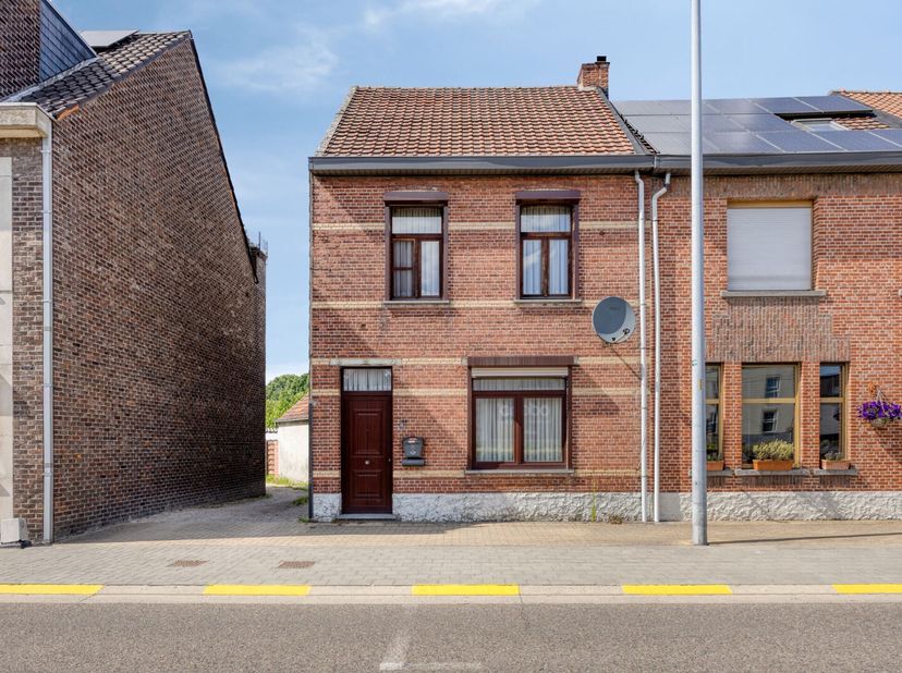 Deze charmante halfopen bebouwing uit 1932 bevindt zich in Mol-centrum, op wandelafstand van scholen, winkels en het openbaar vervoer. Dankzij de cent