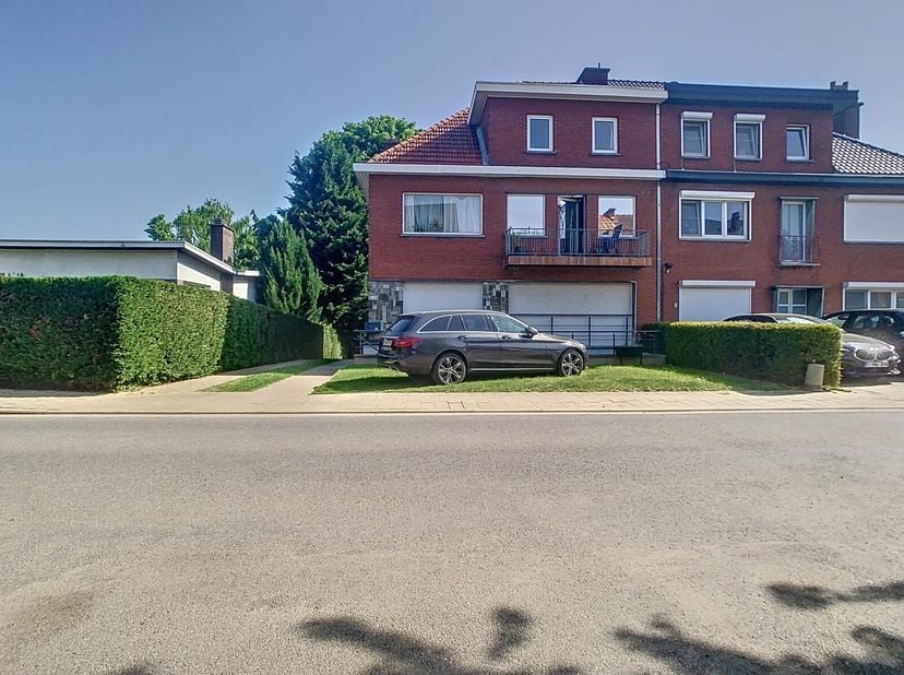 Volledig gerenoveerde duplex met twee kamers, extra buitenberging en autostaanplaats gelegen aan de Leuvense stadsrand.&lt;br /&gt;
Inkomhal met ingebouwde