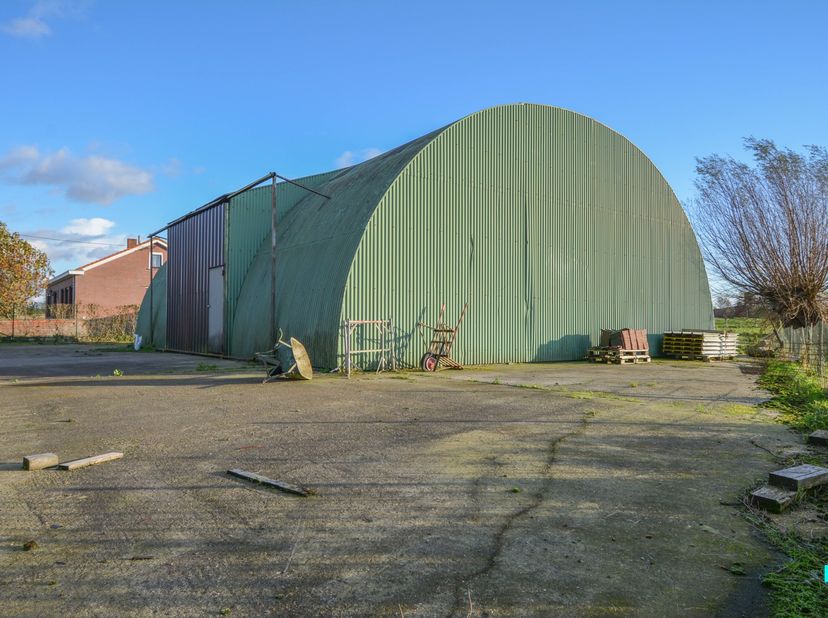 Deze landelijk gelegen, alleenstaande en gelijkvloerse woning met magazijn is gelegen op een zuid georiënteerd perceel van 1.210 m² en beschikt over e