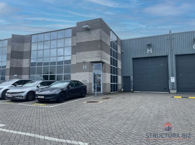 Espace de stockage avec bureaux à louer dans la zone industrielle de Kontich. L&#039;entrepôt a une surface de 1 085 m² avec 194 m² de bureaux répartis sur