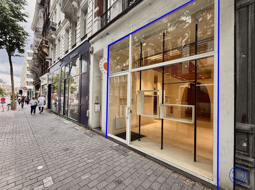 Gelegen op de bruisende Nationalestraat in Antwerpen biedt dit handelspand een unieke kans voor ondernemers die centraal en met maximale visibiliteit