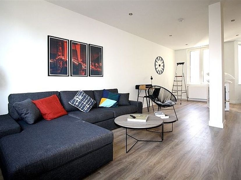 Niet ver van het Daillyplein, op het kruispunt van de Rue Clays en Alexandre Markelbach, dicht bij alle voorzieningen. Mooie gemeubileerde appartement