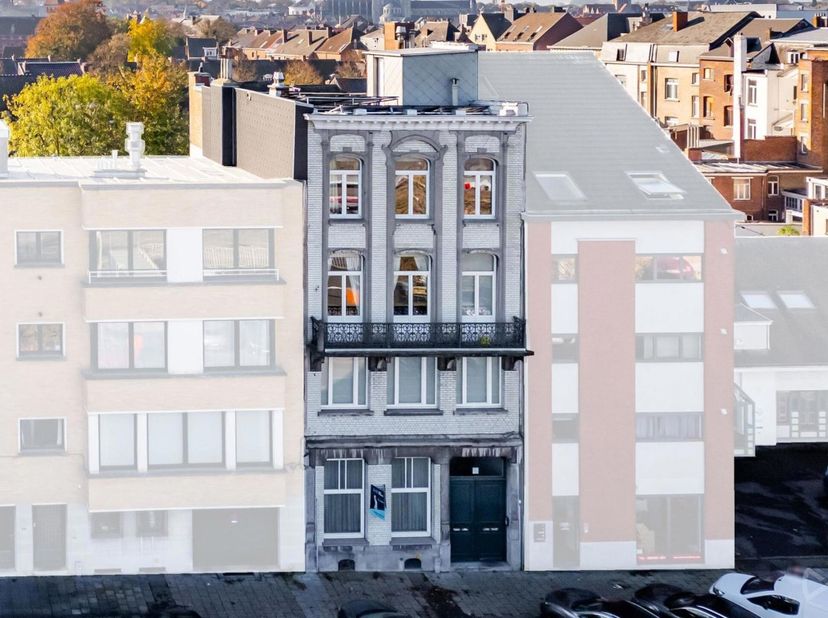 Magnifique appartement une chambre situé au rez-de-chaussée d&#039;une petite copropriété.&lt;br /&gt;
D&#039;une superficie habitable de 118m², l&#039;appartement compren