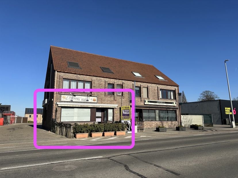 Kortessem, Hasseltsesteenweg 31 F: Goed gelegen handelspand, thans ingericht als frituur, dienstig voor alle mogelijke handelsactiviteiten, horeca mog