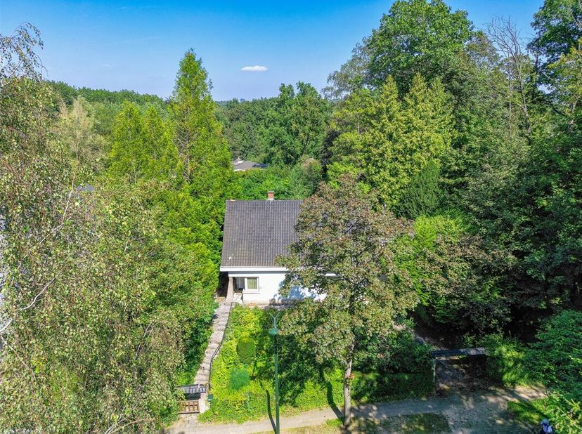 Property One, votre partenaire immobilier à Uccle, vous propose, au coeur du prestigieux quartier du Prince dOrange, une propriété nichée dans un envi