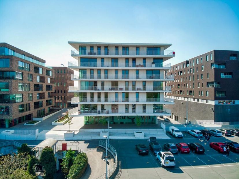 Appartement économique de construction récente (6°V) à louer dans un emplacement privilégié le long de la promenade Frank Van Ackerpromenade à Bruges.