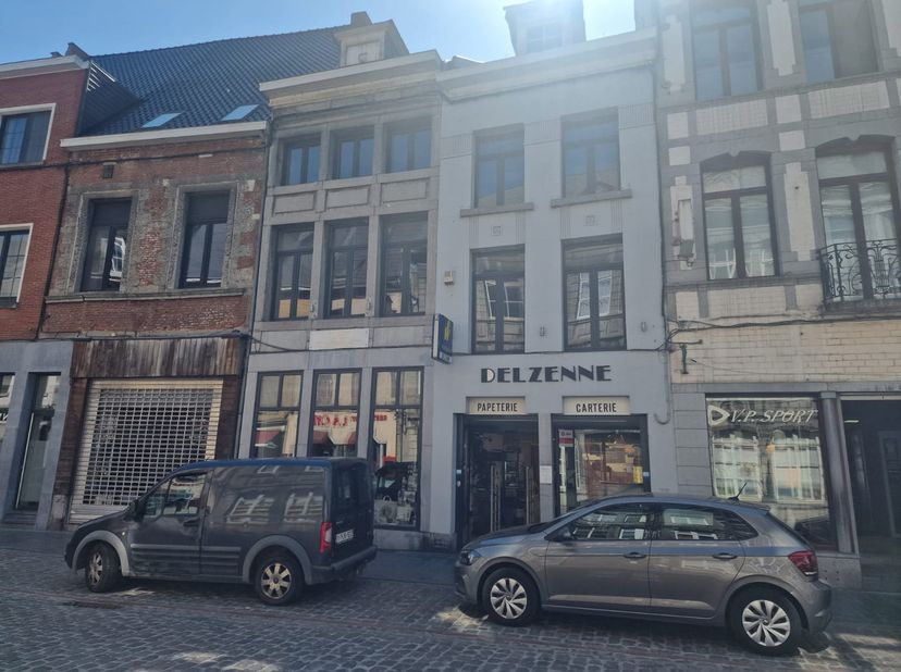 Situé au 31/33 Rue aux Gâdes, en plein cœur de la rue commerçante principale d’Ath, cet ensemble exceptionnel de deux bâtiments réunis offre une surfa