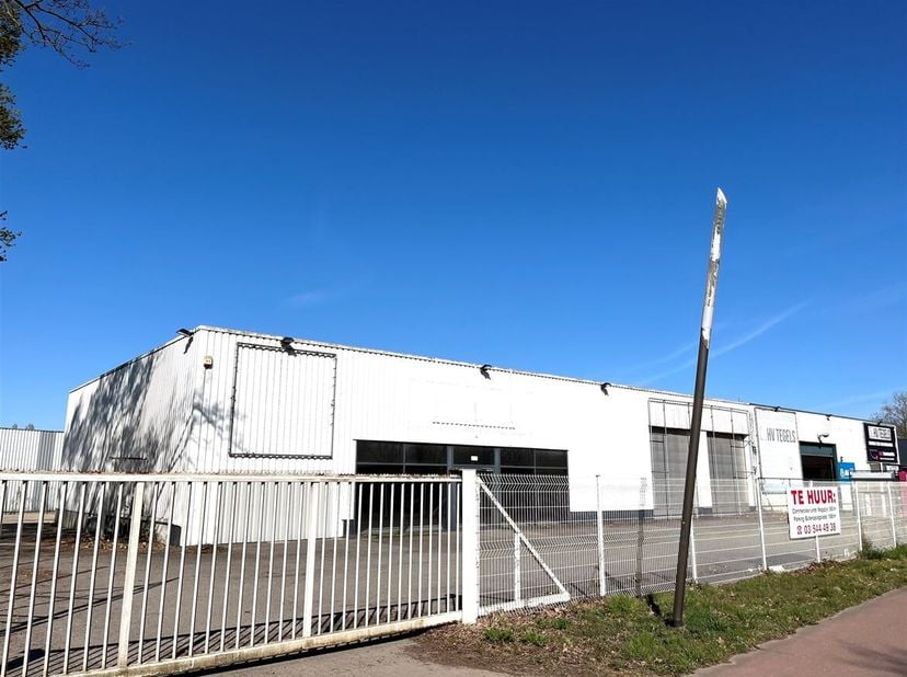 Showroom / polyvalente ruimte met magazijn&lt;br /&gt;
Ligging:&lt;br /&gt;
Deze eigendom bevindt zich op een toplocatie in de KMO-zone Bosduin, langs de druk ber
