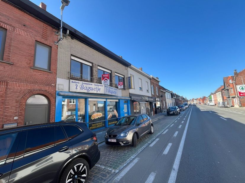 Handelspand met Woonst in Wevelgem Dit unieke pand, gelegen in de Kortrijkstraat te Wevelgem, biedt een uitgelezen kans voor een combinatie van wonen