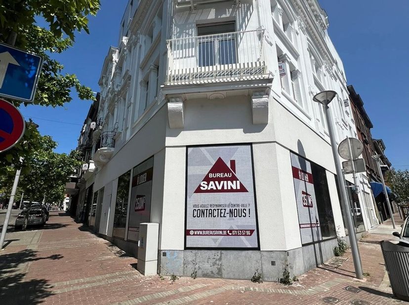 - À LOUER - CharleroiEnvie de redynamiser le centre-ville ?Ce rez-de-chaussée de 350 m², prêt à accueillir toute activité (commerce, horeca, bureaux,