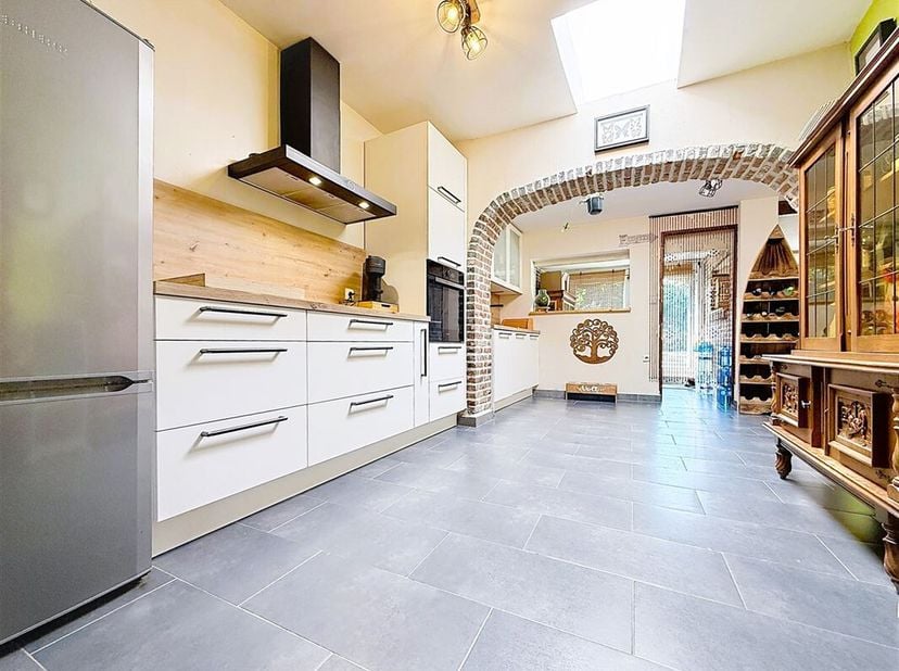 Habitation située à Mouscron.&lt;br /&gt;
Au rez-de-chaussée, vous trouverez : un hall d&#039;entrée, un salon, une salle à manger ouverte sur une cuisine équipé