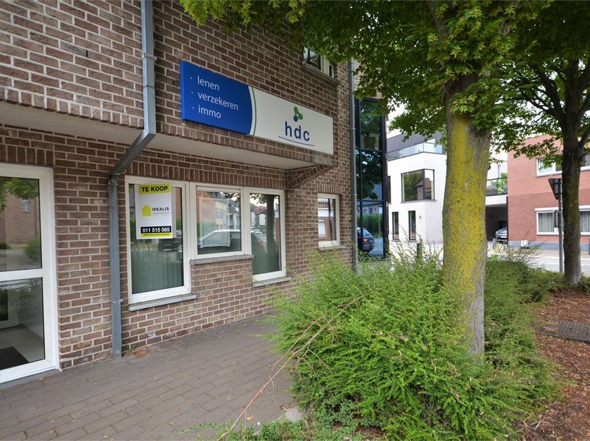 Ruim kantoor met burelen op zeer gunstige en commerciële locatie in Hamont-Achel. Ideaal voor een zelfstandige activiteit of vrij beroep! &lt;br /&gt;
&lt;br /
