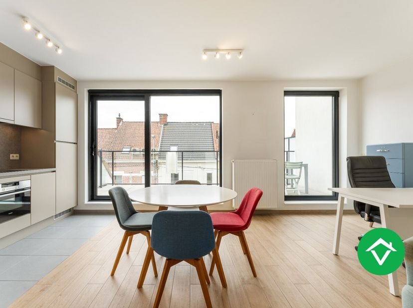 Dit appartement is gelegen op de tweede verdieping in een rustige residentie omgeven door groen. Zeer centraal kortbij het centrum van Roeselare!&lt;br /
