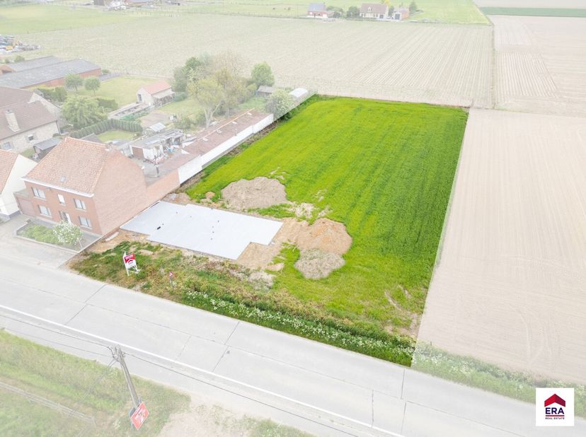!!! IEDER PRIJSVOORSTEL WORDT VOORGELEGD !!!Bouwgrond (650m²) + weide van 2.126m² in Dentergem!Ligging: Vlakbij het centrum van Dentergem met een prac