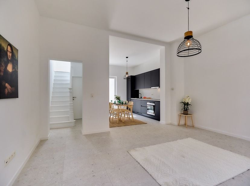 Deze ruime woning met drie slaapkamers en stadstuin, heeft zopas een smaakvolle en kwalitatieve totaalrenovatie en uitbreiding ondergaan, met bijzonde