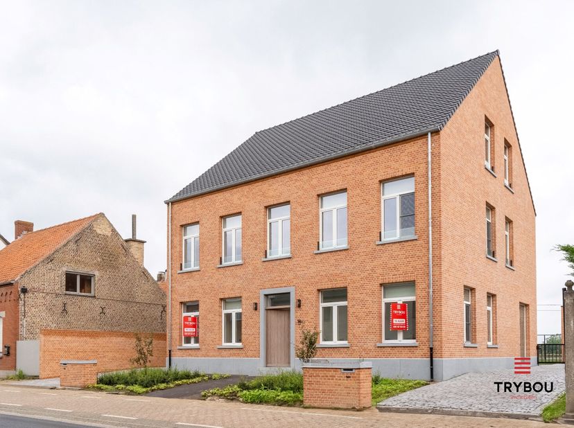 Centraal gelegen, uiterst ruime nieuwbouwwoningen.&lt;br /&gt;
De woningen bestaan uit:&lt;br /&gt;
Gelijkvloers: inkomhal - gastentoilet - technische ruimte - li
