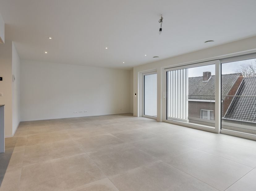 Découvrez le confort et le luxe de ce bel appartement neuf de deux chambres, situé sur la Yeperstraat, dans le centre de Poperinge. Ce bel appartement