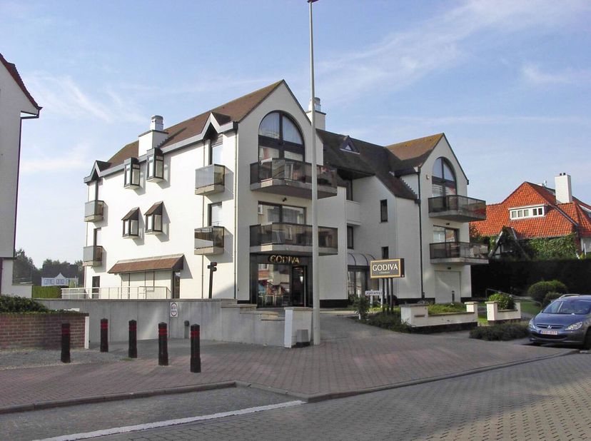 Deze garagebox is gelegen op de -2&lt;br /&gt;
Afmetingen:&lt;br /&gt;
2m75 x 8m80&lt;br /&gt;
hoogte 2m20