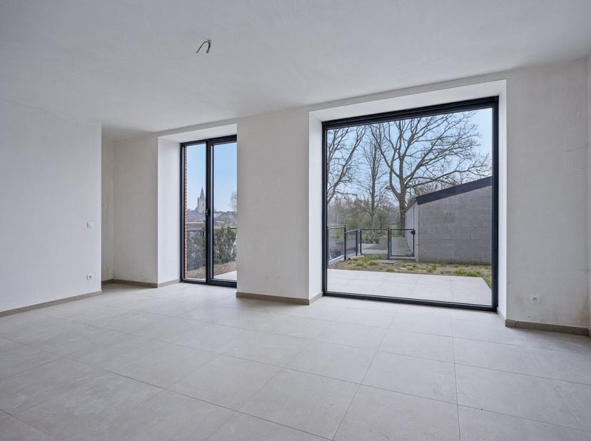 Energiezuinige nieuwbouwwoning met 3 slaapkamers in groene omgevingWelkom in deze moderne, energiezuinige nieuwbouwwoning, gelegen in de rustige en gr