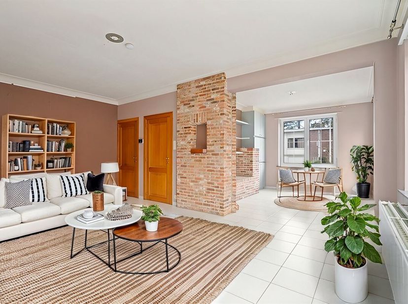 Ligging&lt;br /&gt;
Deze nette halfopen woning is ideaal gelegen in een rustige buurt en biedt een uitstekende combinatie van comfort en praktische indeling