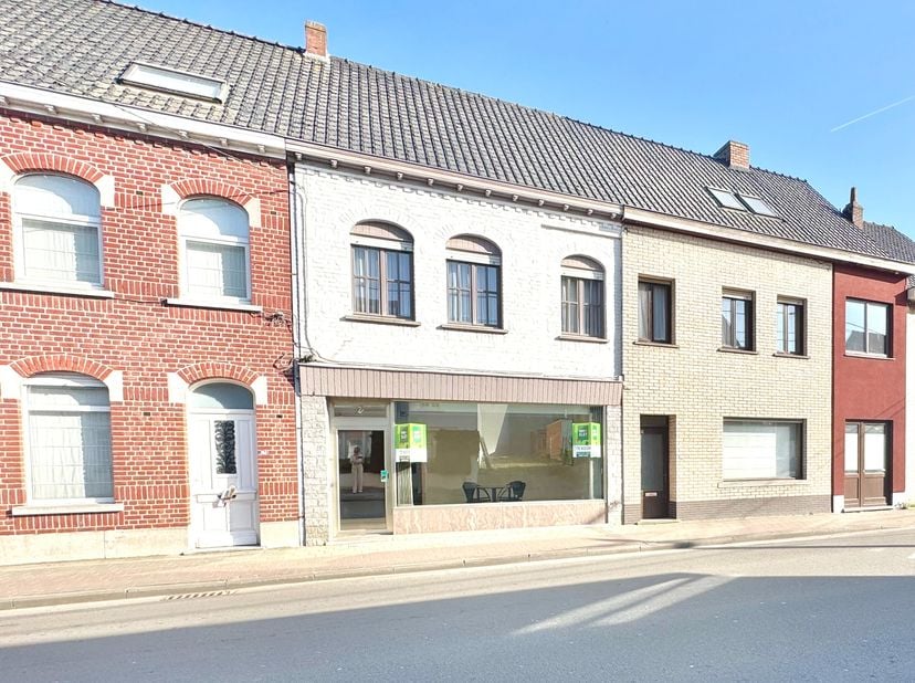 Zeer ruime en goed onderhouden woning met veel potentieel o.a. dankzij voormalige handelsruimte vooraan; 212 m² bewoonbare/ bruikbare vloeroppervlakte