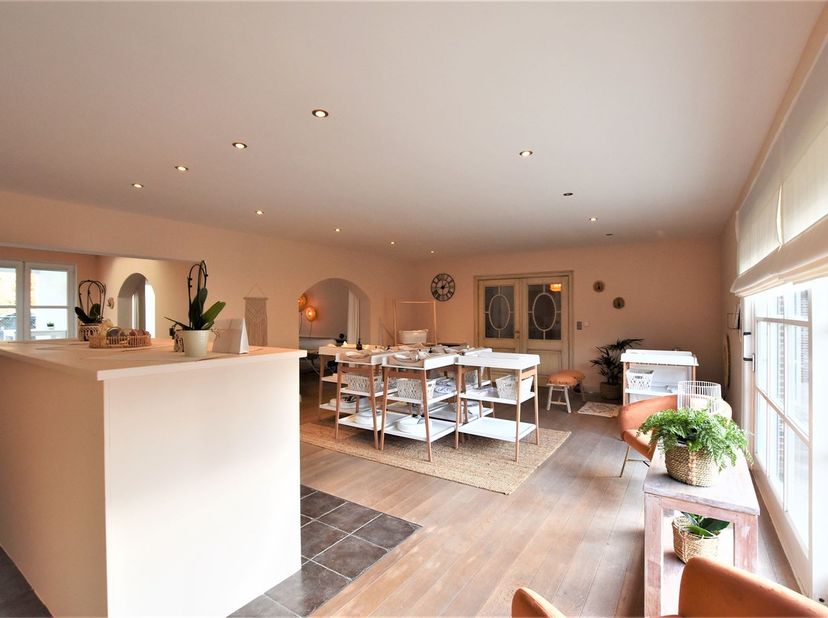 Unieke kans!! Schitterend gelijkvloers handelspand van 255 m² met 3 aparte autostaanplaatsen te centrum Onze-Lieve-Vrouw Waver. &lt;br /&gt;
&lt;br /&gt;
Deze uni