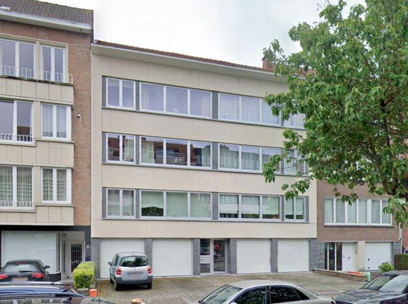 Appartement lumineux au 2e étage dans un petit immeuble avec ascenseur, idéalement situé, proche de toutes commodités.&lt;br /&gt;
L&#039;appartement se compose